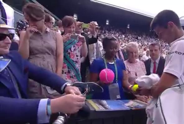 Djokovic signe un autographe sur une prothèse de jambe à Wimbledon