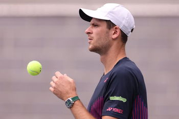 Hurkacz, suffering from back pain, withdraws before his round of 16 match in 's-Hertogenbosch  