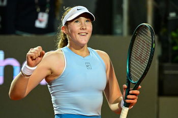 Video - Andreeva at Conchita Martinez's match at the Wimbledon Legends tournament to support her  