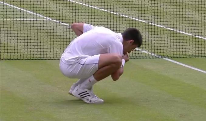 Djokovic mange un peu d'herbe du Centre Court après sa victoire