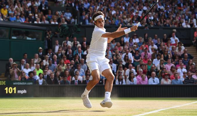 Federer en piste sur le Centre Court ! Il est opposé au très puissant serveur australien Sam Groth