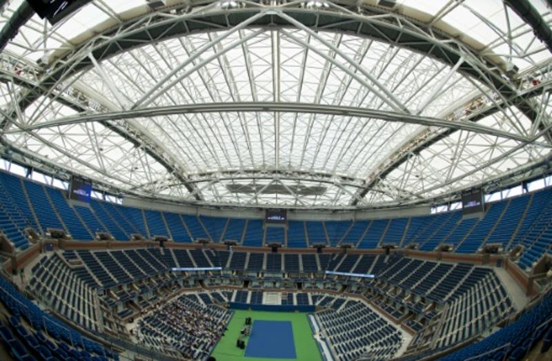 Il pleut sur l'Arthur Ashe Stadium et on vient de fermer le toit du court