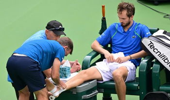 Cervara (coach de Medvedev) : Sa cheville va bien, il faut juste gérer la douleur