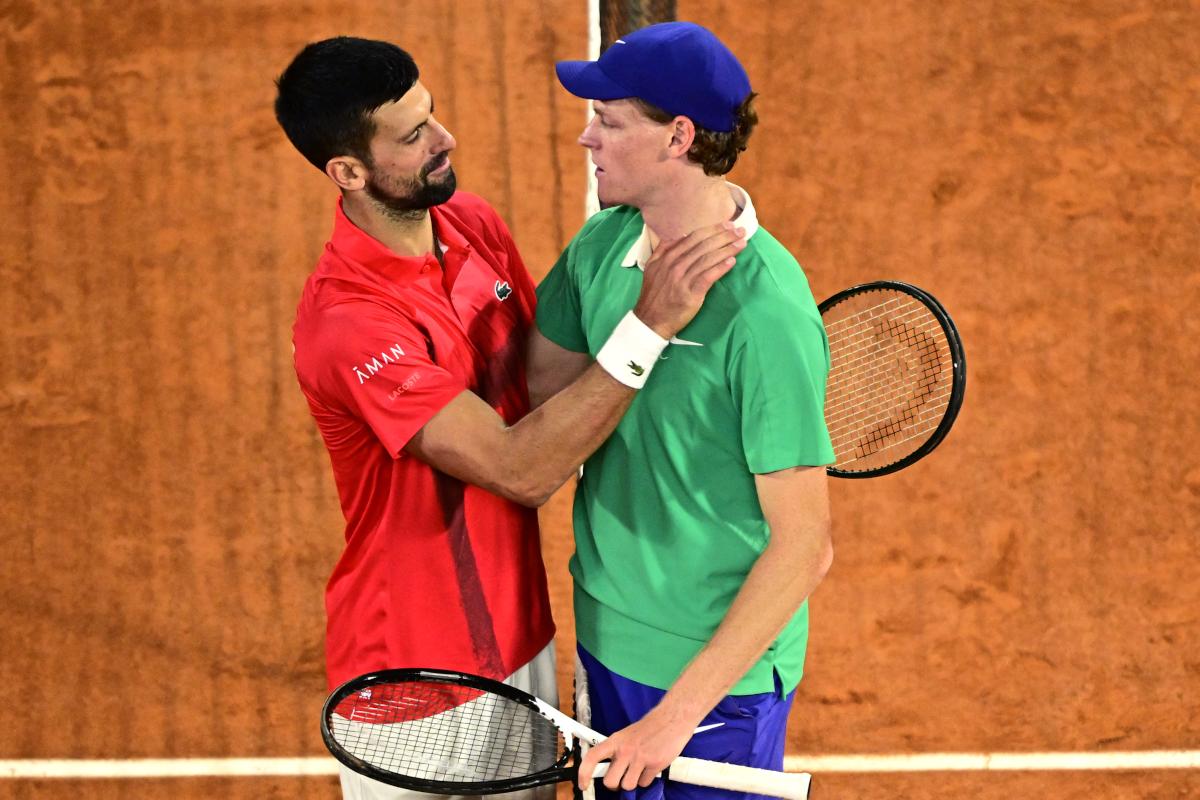 « C’était vraiment un moment spécial de jouer contre Novak », décrit Sinner après sa victoire contre Djokovic à Roland-Garros