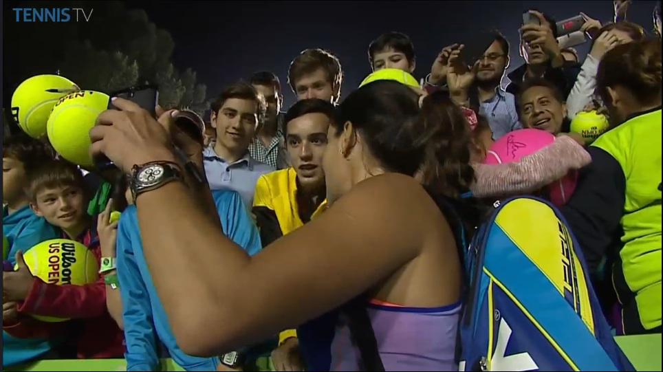 Ivanovic prend des selfies avec ses fans suite à sa victoire face à Parmentier au tournoi de Monterrey