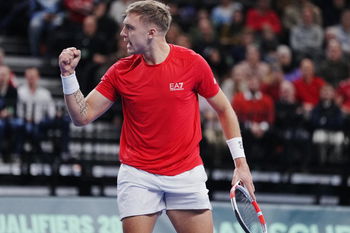 Medjedovic beats Tsitsipas on one leg in Doha