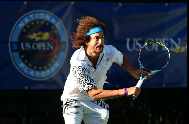 RedFoo, le chanteur du groupe LMFAO, dispute aujourd'hui son premier tournoi professionnel, en double au Future de Claremont aux États-Unis.