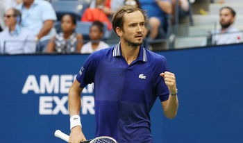Medvedev à un set de priver Djokovic du Grand Chelem