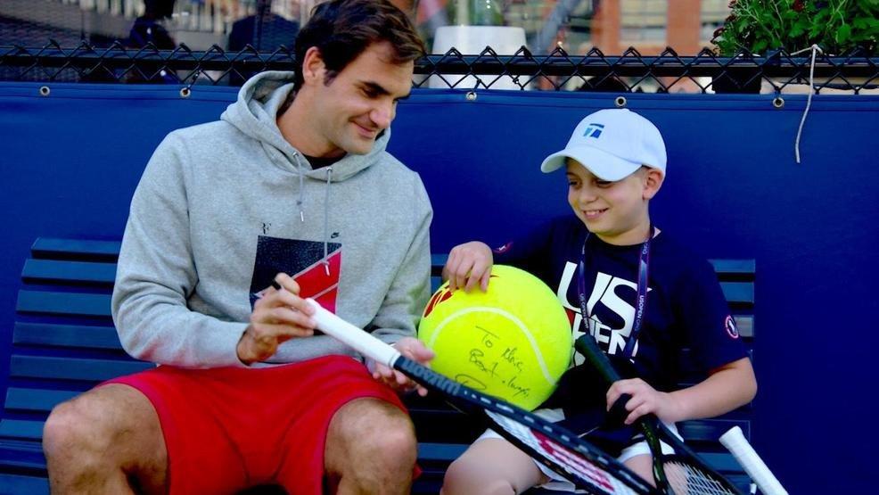 Federer a réalisé le rêve du jeune Marc, 10 ans et portant une prothèse de jambe suite à un cancer, échangeant quelques balles avec lui.