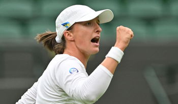 Swiatek Dominates Tauson to Advance to Wimbledon Quarterfinals  