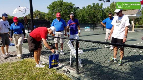 Un serpent a interrompu le match entre Ward et Lama au Challenger de Sarasota 