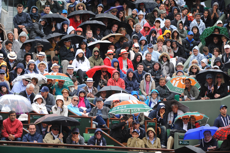 Interruption des matchs ! La pluie tombe à nouveau trop fort sur Roland Garros et les matchs viennent donc d'être suspendus une 2ème fois
