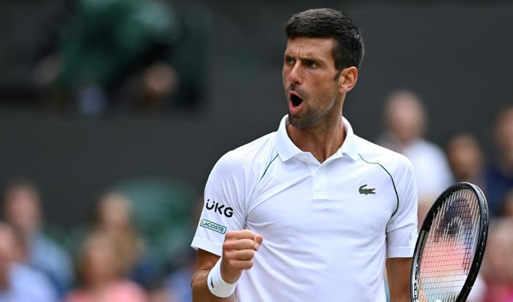 Djokovic bousculé mais en tête