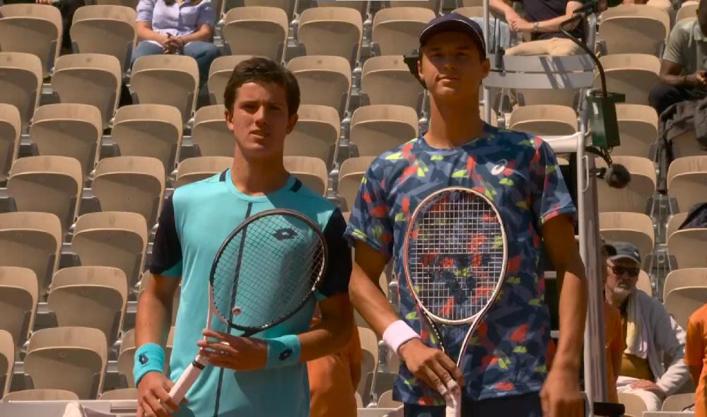 C'est parti en finale de Roland Garros Junior ! Le Français Debru et le Belge Bailly se disputent le titre sur le Court Simonne-Mathieu