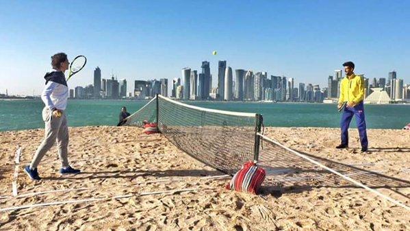 Djokovic et Nadal se sont essayés au beach tennis à Doha, en attendant leur entrée au Qatar Open