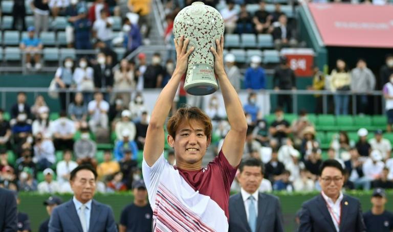 Nishioka au bout du rêve à Séoul ! Tombeur de Ruud en quarts, le Japonais a écarté Shapovalov en finale pour s'offrir son 2e titre ATP