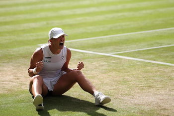 Insolite : Lego offre à Swiatek une fraise géante suite à son titre à Wimbledon