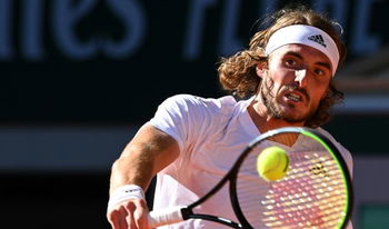 Tsitsipas sauve une balle de set et prend les devants face à Djokovic 