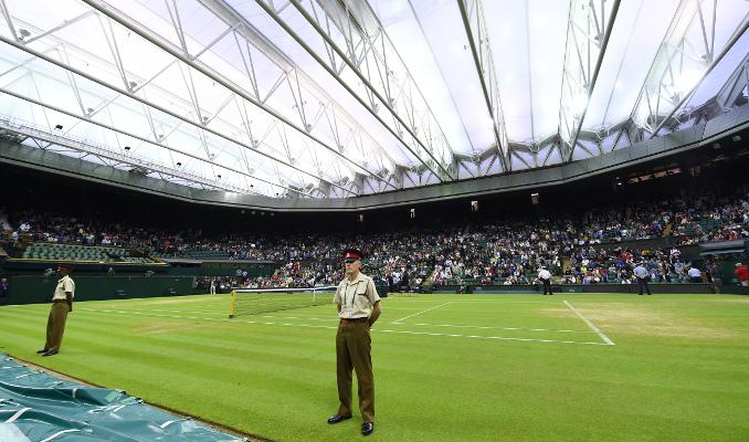 On ferme le toit du Centre Court pour remettre les trophées à Djokovic et Federer