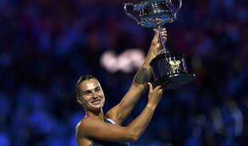 La coupe remise à Sabalenka par Billie Jean King