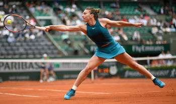 Réveil difficile puis promenade pour Halep sur le Chatrier