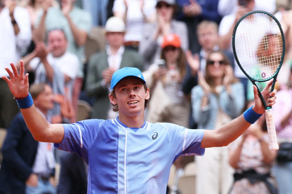 De Minaur überrascht Medvedev und steht im Viertelfinale von Roland Garros!