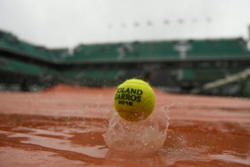 Tous les matchs reportés à demain à Roland Garros en raison de la pluie ! On ne jouera plus au tennis aujourd'hui sur l'ocre parisienne
