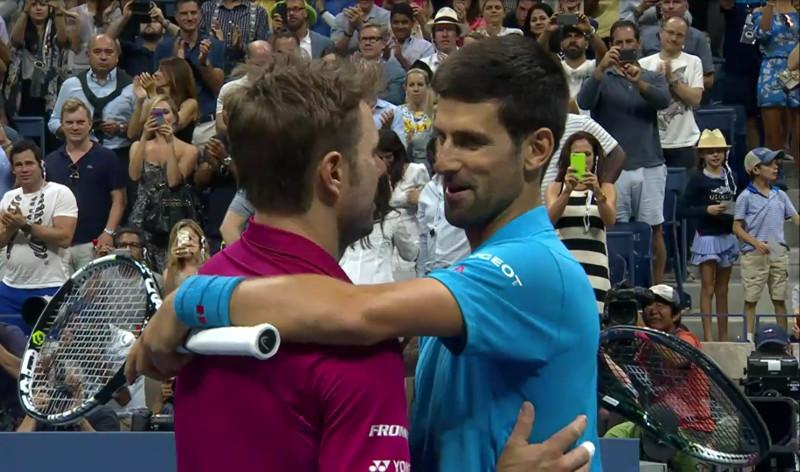 Superbe accolade entre Djokovic et Wawrinka