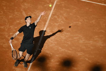 Sinner passe l'obstacle De Jong et file en huitième de finale à Rome