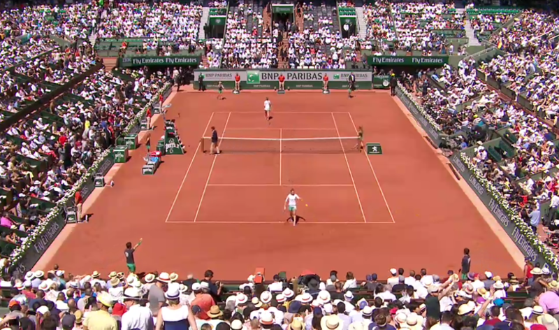 Halep et Ostapenko sont à l'échauffement sous le soleil du Chatrier