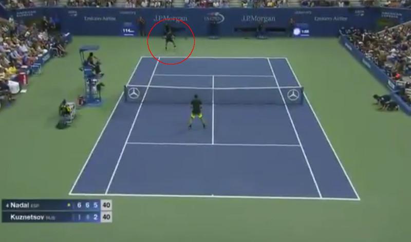 Nadal a joué un point énorme face à Kuzntesov, gratifiant le public d'un tweener-lob, pour s'offrir sa 4ème balle de match, la bonne.