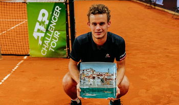Van Assche rejoint Monfils, Gasquet, Santoro, Grosjean et Moutet parmi les Français à avoir remporté un titre Challenger à 18 ans ou moins.