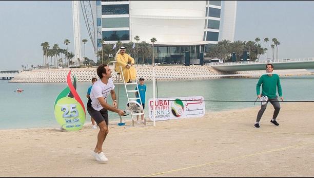 Federer et Murray ont participé à un match de tennis de plage en face de l'emblématique Burj Al Arab en prélude du Dubaï Duty FTC