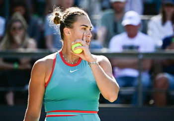 Sabalenka salva cuatro bolas de partido para vencer a Rybakina en Berlín