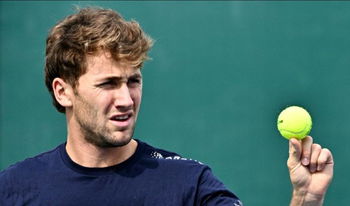Ruud ingesloten door Martinez in Estoril!