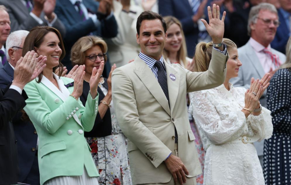 Federer acclamé par le Centre Court à Wimbledon.