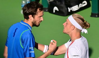 Medvedev falls at the start in Montreal!