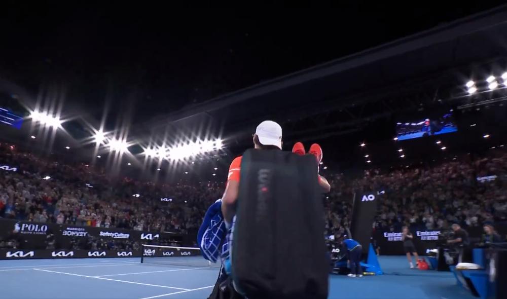 La magnifique ovation de la Rod Laver Arena à De Minaur.