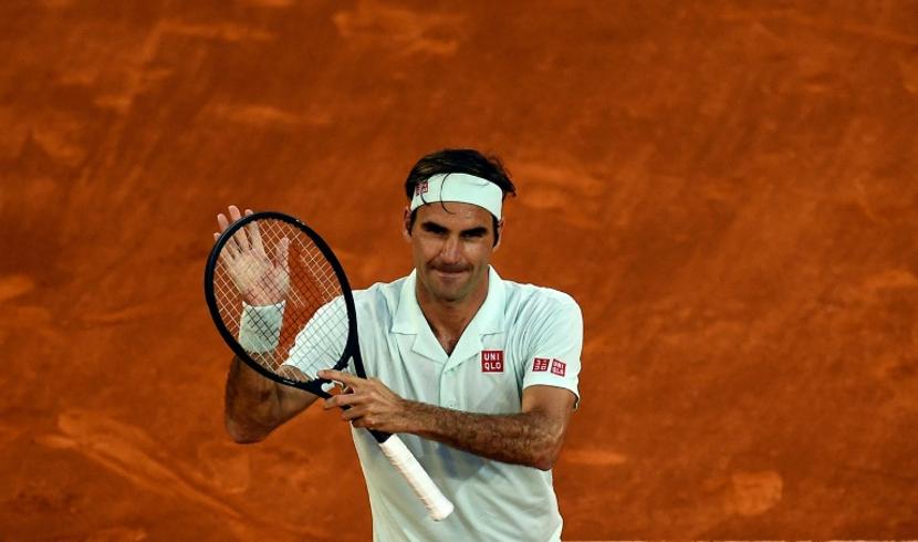 Federer saves 2 match points after breaking back in the 3rd set to beat Monfils in Madrid! He will face Thiem in quarters on Friday