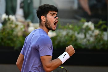 Alcaraz drops a set against Marozsan but qualifies for the third round of Roland-Garros