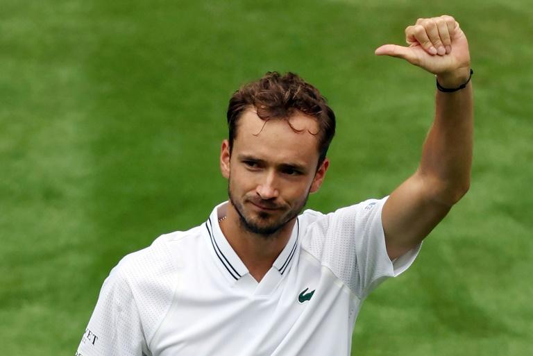 Medvedev Overcomes Mannarino to Reach Quarterfinals in ’s-Hertogenbosch  