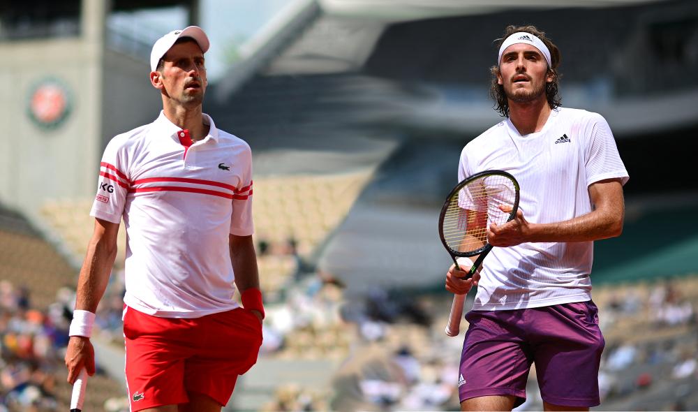 C'est parti entre Djokovic et Tsitsipas en finale de Roland Garros ! Sous le soleil parisien, ils tentent de succéder à Nadal au palmarès