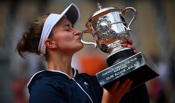 Krejcikova avec Pierce, Navratilova, Ruzici, Evert, Court et King dans la légende en gagnant Roland Garros simple et double la même année.