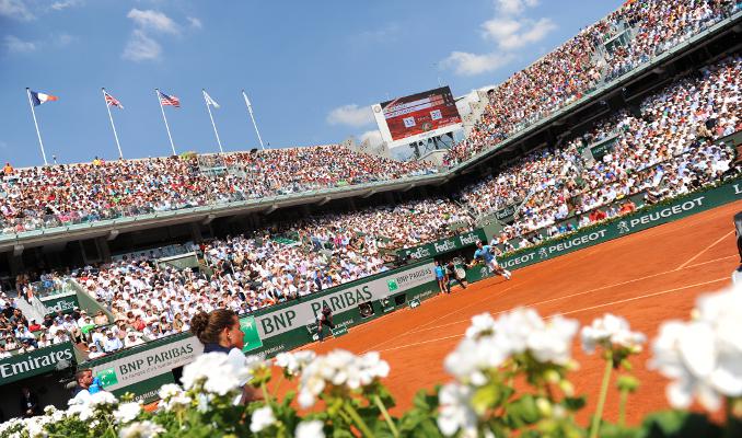 C'est parti entre Serena Williams et Lucie Safarova sous le soleil du Court Philippe Chatrier dans cette finale dames de Roland Garros 2015.