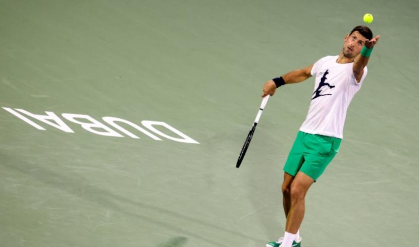 Djokovic à l'échauffement avant son 2ème tour à Dubaï