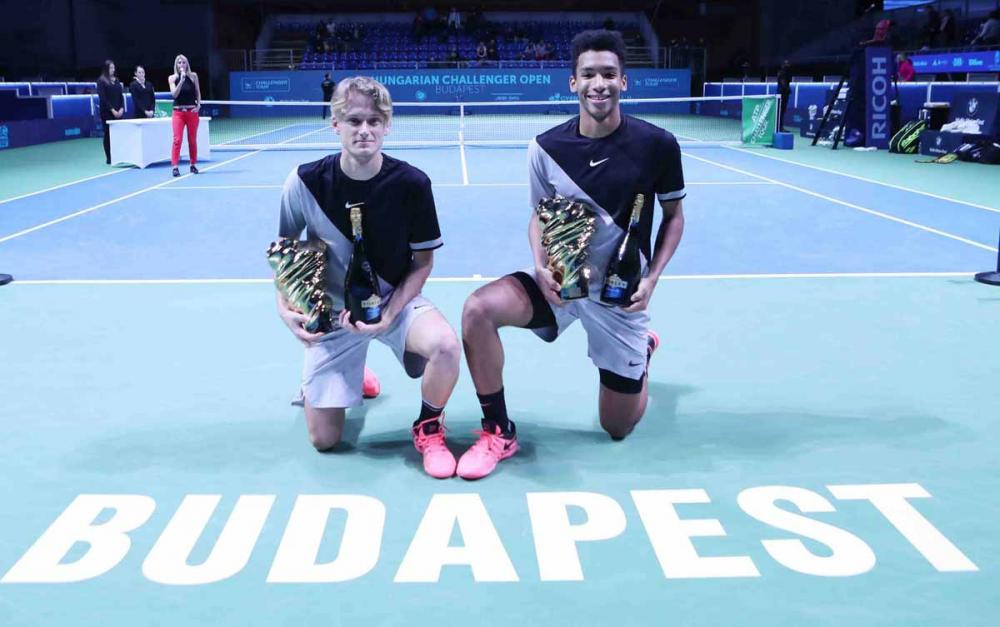 Auger-Aliassime (168e) et Kuhn (204e), 17 ans, ont remporté le double du Challenger de Budapest face aux frères Draganja : 2-6, 6-2,11-9