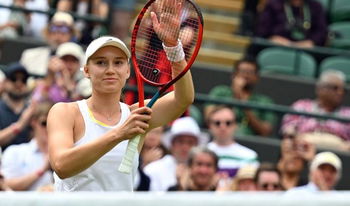 Rybakina réussit ses débuts sous les yeux de Federer !