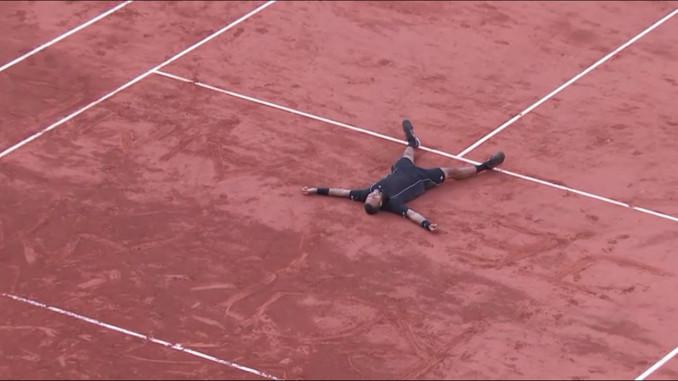 ROLAND JE T'AIME écrit Tsonga sur la terre battue du Court Philippe Chatrier