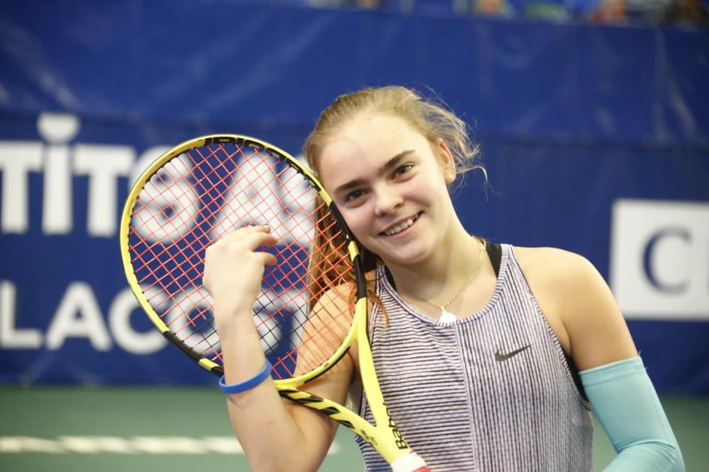 Sara Bejlek, 15 ans et 1004e, remporte l’ITF 60K d’Olomouc en battant successivement Parry (6/1 6/4) Jones (6/0 6/3) et Ormaechea (6/0 6/0).