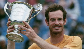 Et, pendant ce temps-là, Murray remporte le titre à Surbiton !